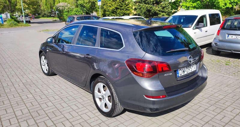 Opel Astra cena 26500 przebieg: 180800, rok produkcji 2012 z Wrocław małe 137